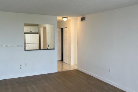 Condo in North Miami Beach, Florida, 1 bedroom  № 2173393 - photo 10