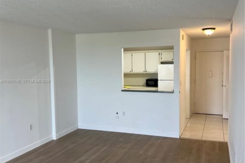 Condo in North Miami Beach, Florida, 1 bedroom  № 2173393 - photo 11