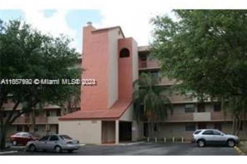 Condo in Miami, Florida, 2 bedrooms  № 1863005 - photo 2