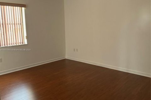 Condo in Miami, Florida, 2 bedrooms  № 1863005 - photo 4
