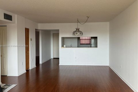 Condo in Miami, Florida, 2 bedrooms  № 1863005 - photo 7
