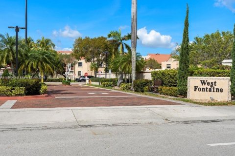 Condo in Miami, Florida, 2 bedrooms  № 1863005 - photo 1