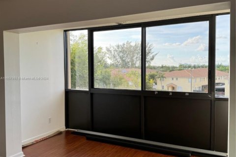 Condo in Miami, Florida, 2 bedrooms  № 1863005 - photo 9