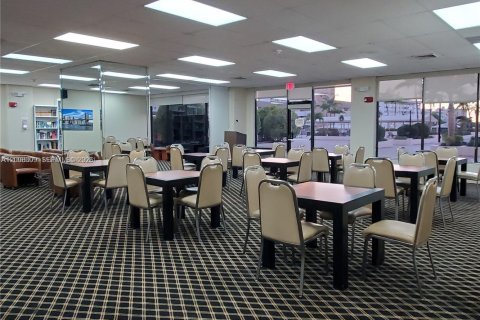 Copropriété à louer à Hallandale Beach, Floride: 1 chambre, 120.77 m2 № 2071854 - photo 9