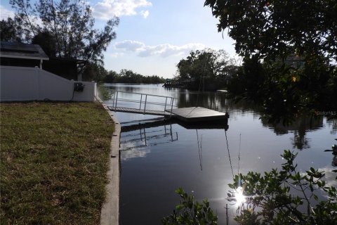 House in Tampa, Florida 3 bedrooms, 174.66 sq.m. № 2296425 - photo 22