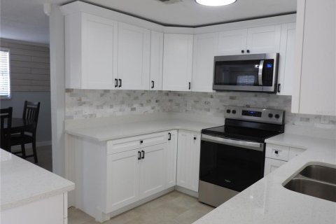 House in Tampa, Florida 3 bedrooms, 174.66 sq.m. № 2296425 - photo 9