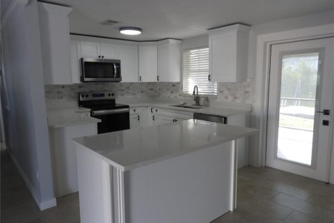 House in Tampa, Florida 3 bedrooms, 174.66 sq.m. № 2296425 - photo 8