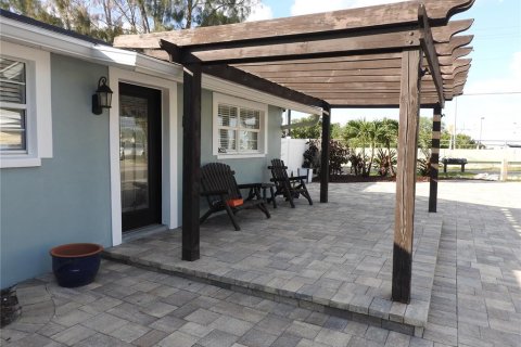 House in Tampa, Florida 3 bedrooms, 174.66 sq.m. № 2296425 - photo 2