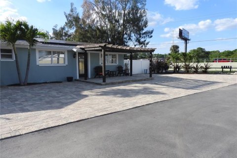House in Tampa, Florida 3 bedrooms, 174.66 sq.m. № 2296425