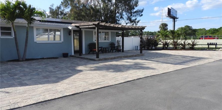 House in Tampa, Florida 3 bedrooms, 174.66 sq.m. № 2296425
