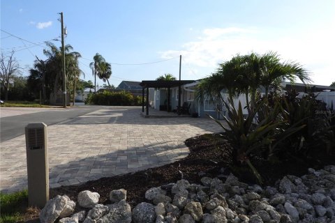 House in Tampa, Florida 3 bedrooms, 174.66 sq.m. № 2296425 - photo 7