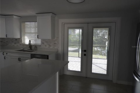 House in Tampa, Florida 3 bedrooms, 174.66 sq.m. № 2296425 - photo 12