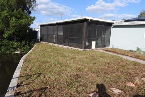 House in Tampa, Florida 3 bedrooms, 174.66 sq.m. № 2296425 - photo 24