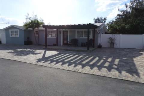 House in Tampa, Florida 3 bedrooms, 174.66 sq.m. № 2296425 - photo 5
