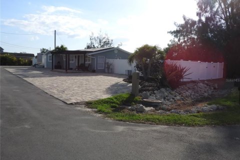 House in Tampa, Florida 3 bedrooms, 174.66 sq.m. № 2296425 - photo 4