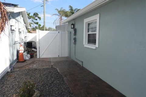 House in Tampa, Florida 3 bedrooms, 174.66 sq.m. № 2296425 - photo 27