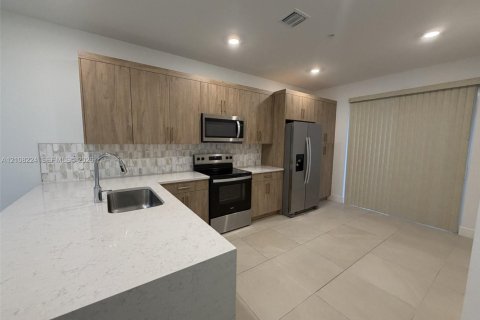 Touwnhouse à louer à Pembroke Pines, Floride: 4 chambres, 180.04 m2 № 2421536 - photo 8