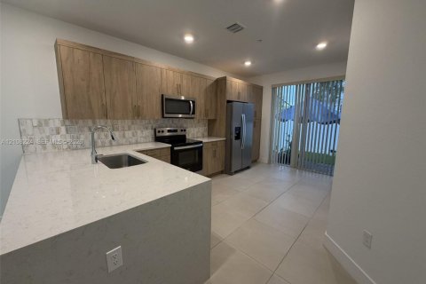 Touwnhouse à louer à Pembroke Pines, Floride: 4 chambres, 180.04 m2 № 2421536 - photo 9