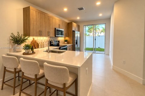 Touwnhouse à louer à Pembroke Pines, Floride: 4 chambres, 180.04 m2 № 2421536 - photo 10
