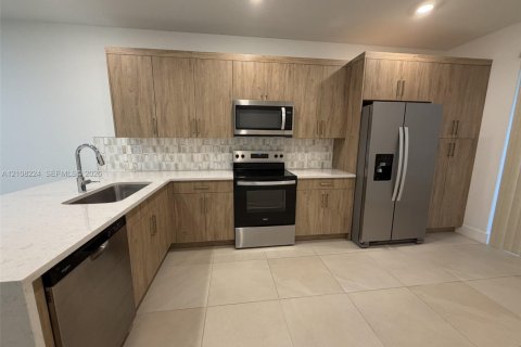 Touwnhouse à louer à Pembroke Pines, Floride: 4 chambres, 180.04 m2 № 2421536 - photo 7