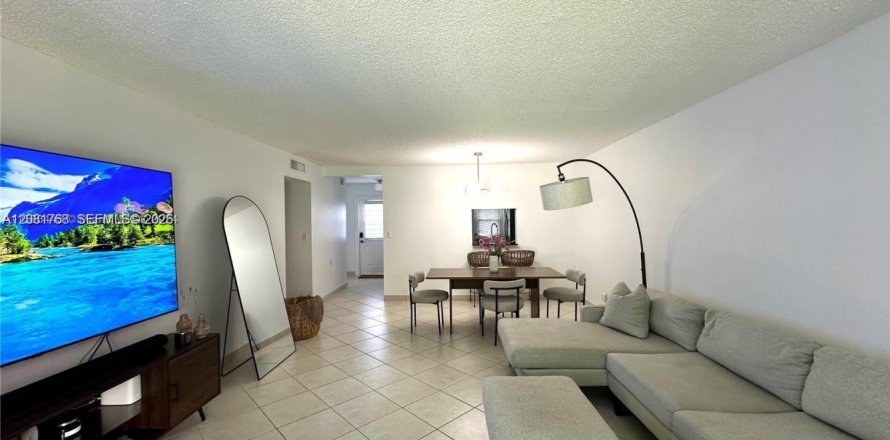 Condo à Hallandale Beach, Floride, 2 chambres  № 2348476