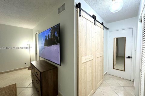 Copropriété à louer à Hallandale Beach, Floride: 2 chambres, 101.45 m2 № 2348476 - photo 11