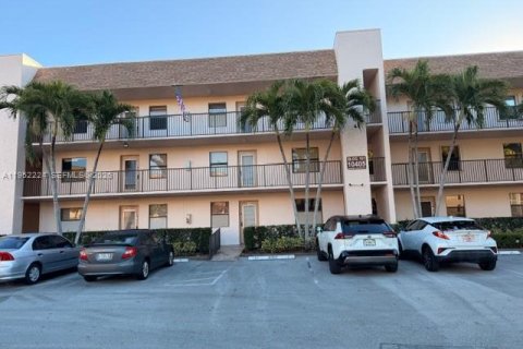 Condo in Sunrise, Florida, 2 bedrooms № 2153183 - photo 1