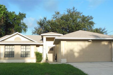 House in Deltona, Florida 3 bedrooms, 126.81 sq.m. № 2389135 - photo 1