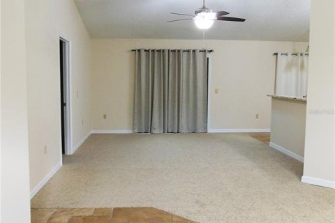 House in Deltona, Florida 3 bedrooms, 126.81 sq.m. № 2389135 - photo 2