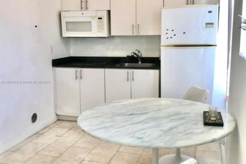 Condo in Miami Beach, Florida, 1 bedroom  № 2012660 - photo 2