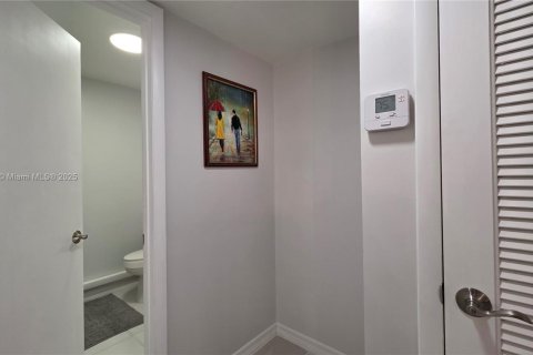 Condo in Lauderhill, Florida, 1 bedroom  № 1953046 - photo 15