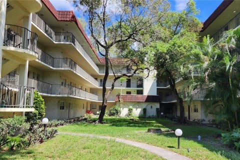 Condo in Lauderhill, Florida, 1 bedroom  № 1953046 - photo 1