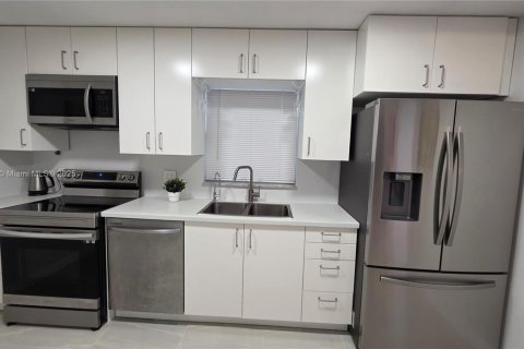 Condo in Lauderhill, Florida, 1 bedroom  № 1953046 - photo 8