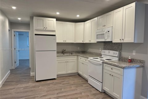Apartamento en alquiler en Fort Lauderdale, Florida, 2 dormitorios № 1943766 - foto 4