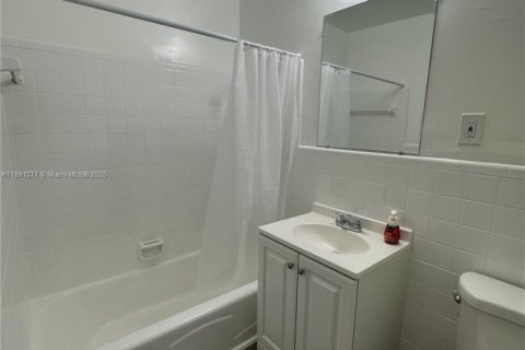 Apartamento en alquiler en Fort Lauderdale, Florida, 2 dormitorios № 1943766 - foto 18