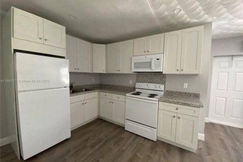 Apartamento en alquiler en Fort Lauderdale, Florida, 2 dormitorios № 1943766 - foto 7