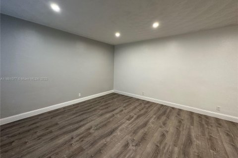 Apartamento en alquiler en Fort Lauderdale, Florida, 2 dormitorios № 1943766 - foto 6