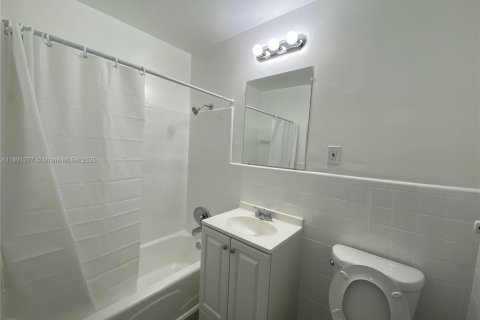 Apartamento en alquiler en Fort Lauderdale, Florida, 2 dormitorios № 1943766 - foto 13