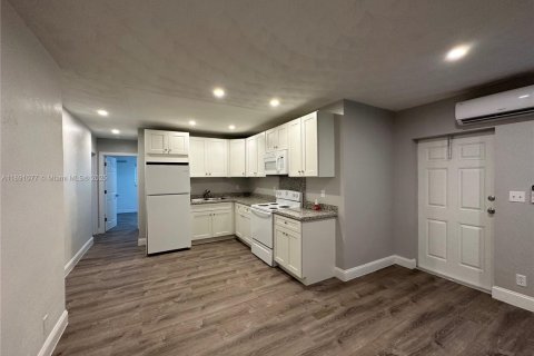 Apartamento en alquiler en Fort Lauderdale, Florida, 2 dormitorios № 1943766 - foto 2