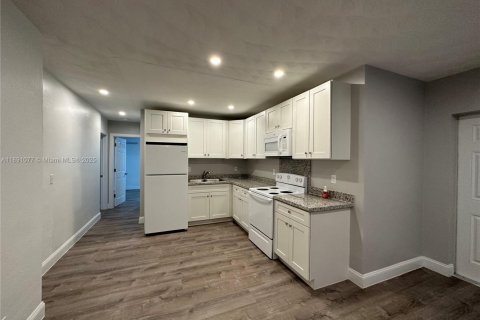 Apartamento en alquiler en Fort Lauderdale, Florida, 2 dormitorios № 1943766 - foto 3