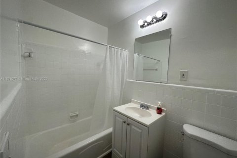 Apartamento en alquiler en Fort Lauderdale, Florida, 2 dormitorios № 1943766 - foto 21