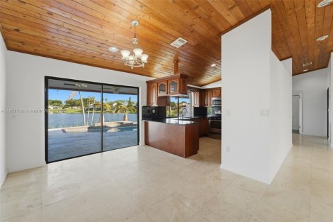 Villa ou maison à vendre à Miami, Floride: 4 chambres, 175.59 m2 № 1975359 - photo 6