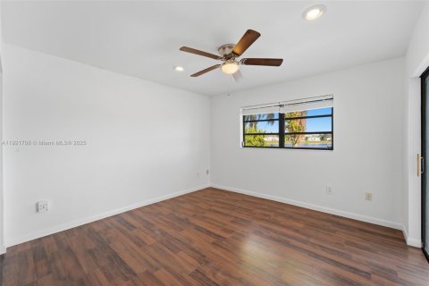 Villa ou maison à vendre à Miami, Floride: 4 chambres, 175.59 m2 № 1975359 - photo 18