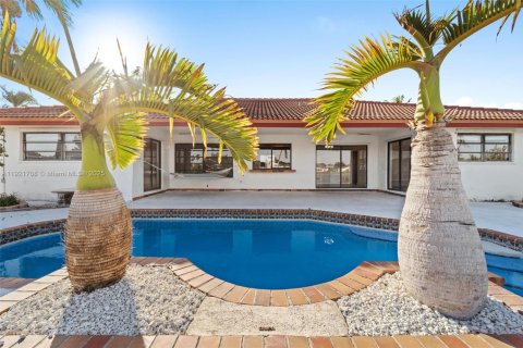 Villa ou maison à vendre à Miami, Floride: 4 chambres, 175.59 m2 № 1975359 - photo 28