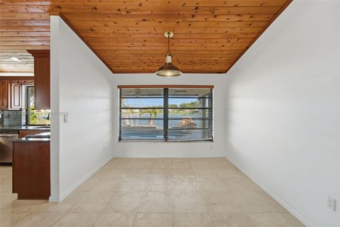 Villa ou maison à vendre à Miami, Floride: 4 chambres, 175.59 m2 № 1975359 - photo 13