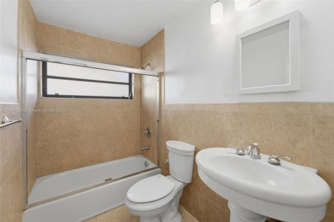 Villa ou maison à vendre à Miami, Floride: 4 chambres, 175.59 m2 № 1975359 - photo 20