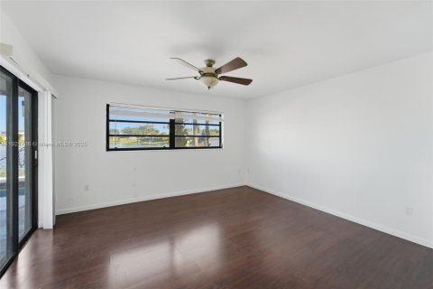 Villa ou maison à vendre à Miami, Floride: 4 chambres, 175.59 m2 № 1975359 - photo 15