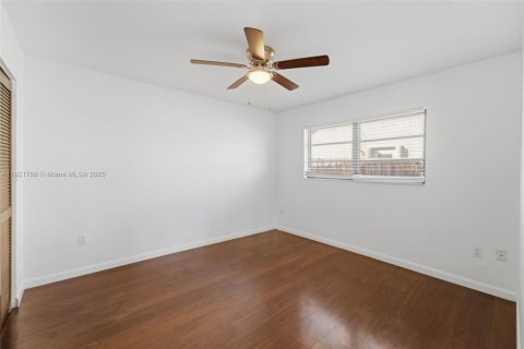 Villa ou maison à vendre à Miami, Floride: 4 chambres, 175.59 m2 № 1975359 - photo 19