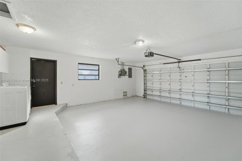 Villa ou maison à vendre à Miami, Floride: 4 chambres, 175.59 m2 № 1975359 - photo 23