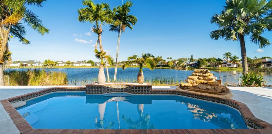 Villa ou maison à Miami, Floride 4 chambres, 175.59 m2 № 1975359